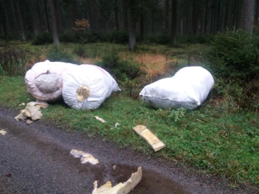 <p>Mehrere große Säcke Glaswolle im Rocherather Wald entsorgt</p>
