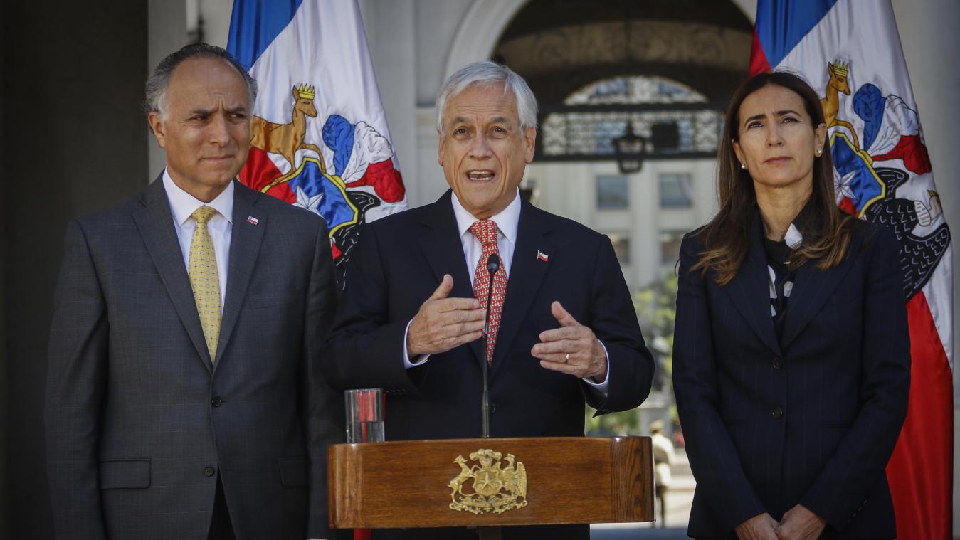 <p>Sebastian Pinera (M.), Präsident von Chile, spricht neben Außenminister Teodoro Ribera und Umweltministerin Carolina Schmidt auf einer Pressekonferenz.</p>