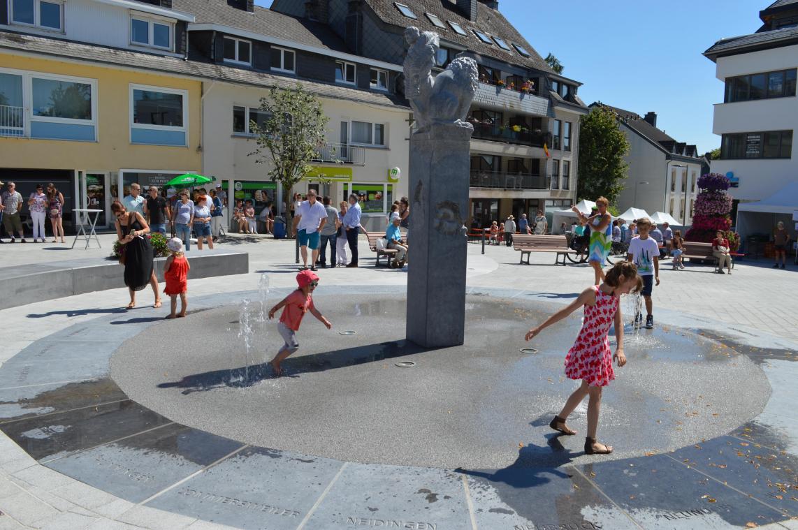 <p>Der neugestaltete St.Vither Rathausplatz und die Büchelstraße (im Hintergrund) werden zur dauerhaften Begegnungszone. Das hat der Stadtrat am Mittwochabend einstimmig beschlossen.</p>