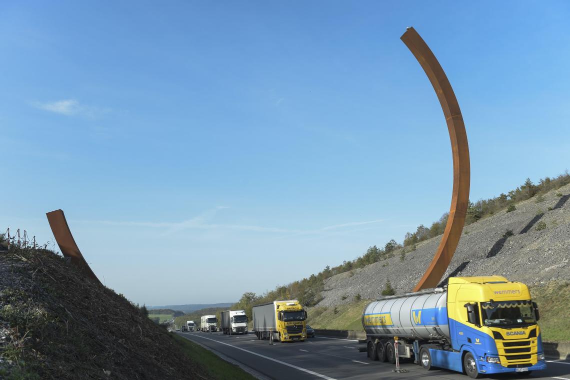 <p>Blick auf die Autobahn E411, mit der Installation „Arc majeur“ des Künstlers Bernar Venet.</p>