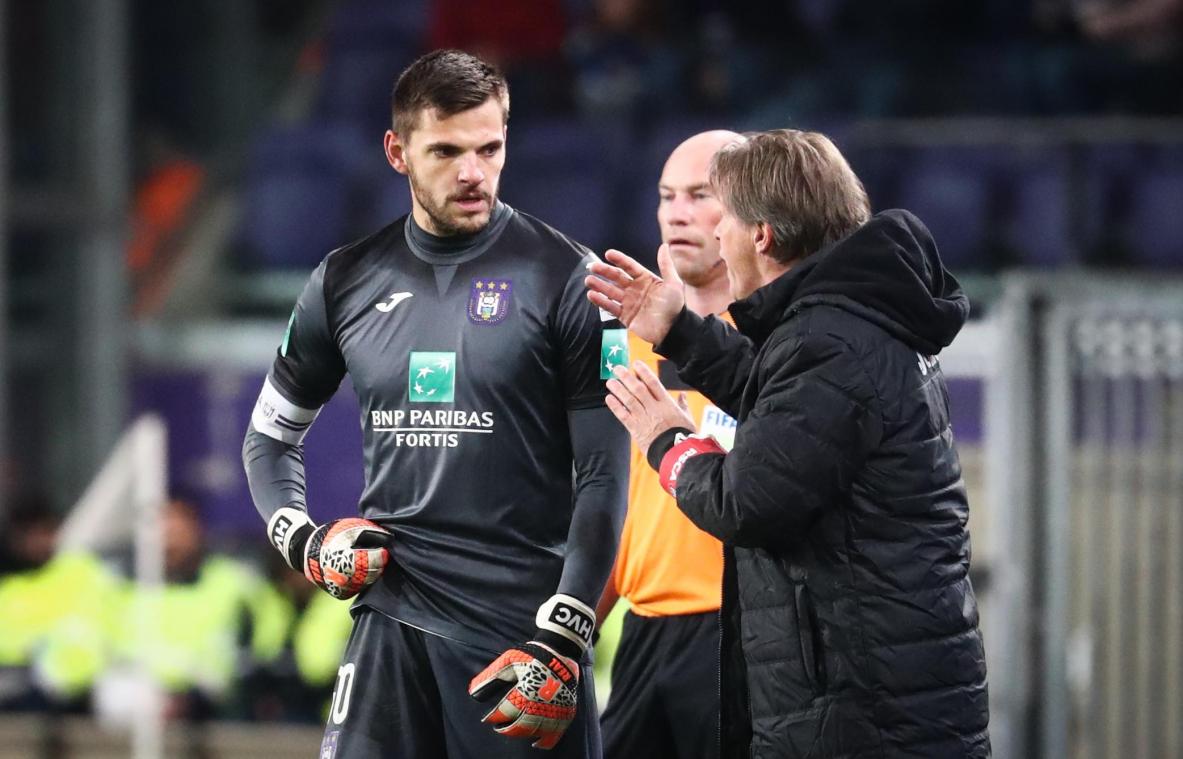 <p>Torhüter Hendrick Van Crombrugge nimmt Ratschläge von seinem Trainer Frank Vercauteren entgegen.</p>