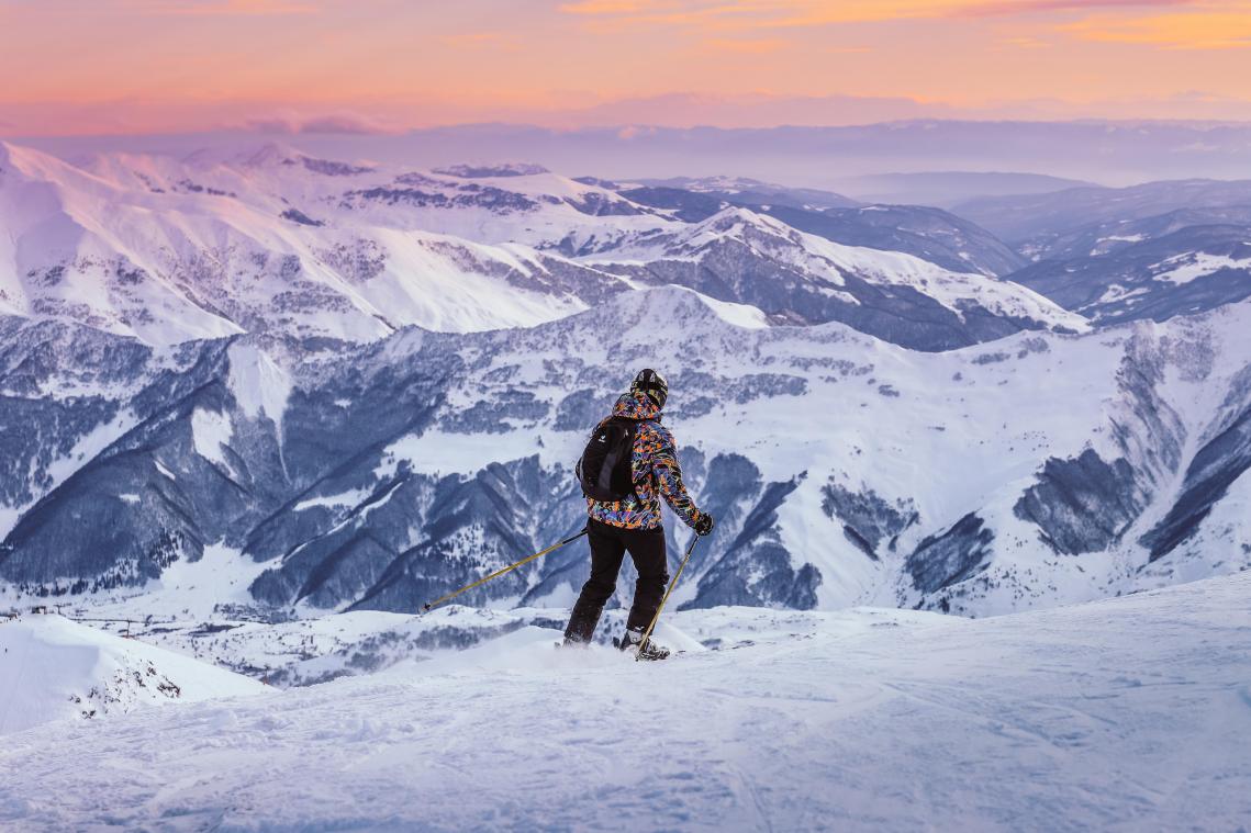<p>Eine Kulisse wie gemalt: Die Gipfel des Kaukasus haben Wintersportler im Skigebiet Gudauri stets im Blick.</p>