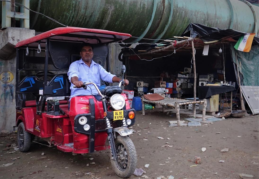 <p>Wer in Delhi günstig die letzte Meile zurücklegen will, fährt elektrisch. Genauer gesagt mit einer Elektro-Rikscha. Jeden Tag nutzen Schätzungen zufolge 60 Millionen Menschen die mindestes 1,5 Millionen bunten E-Tuk-Tuks.</p>