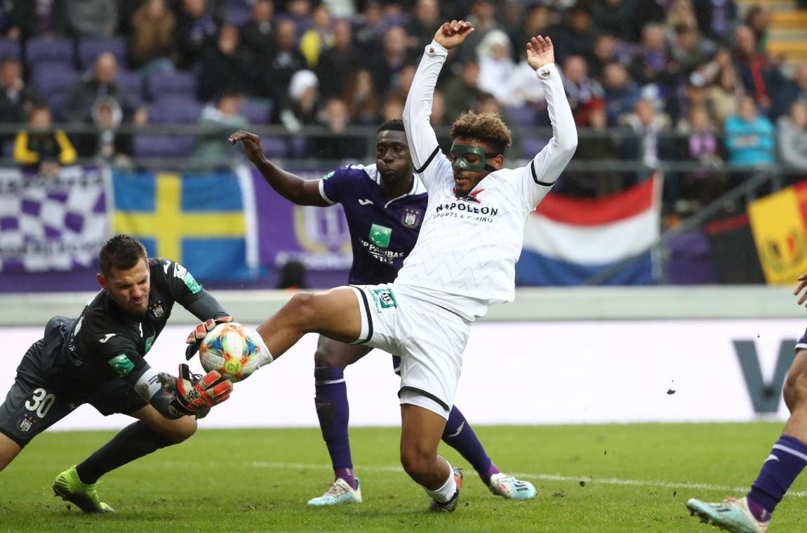 <p>Foster (r.) trat den Ball aus den Händen von Van Crombrugge ins Tor. Der Treffer zum vermeintlichen 2:2-Ausgleich von Brügge zählte zurecht nicht.</p>