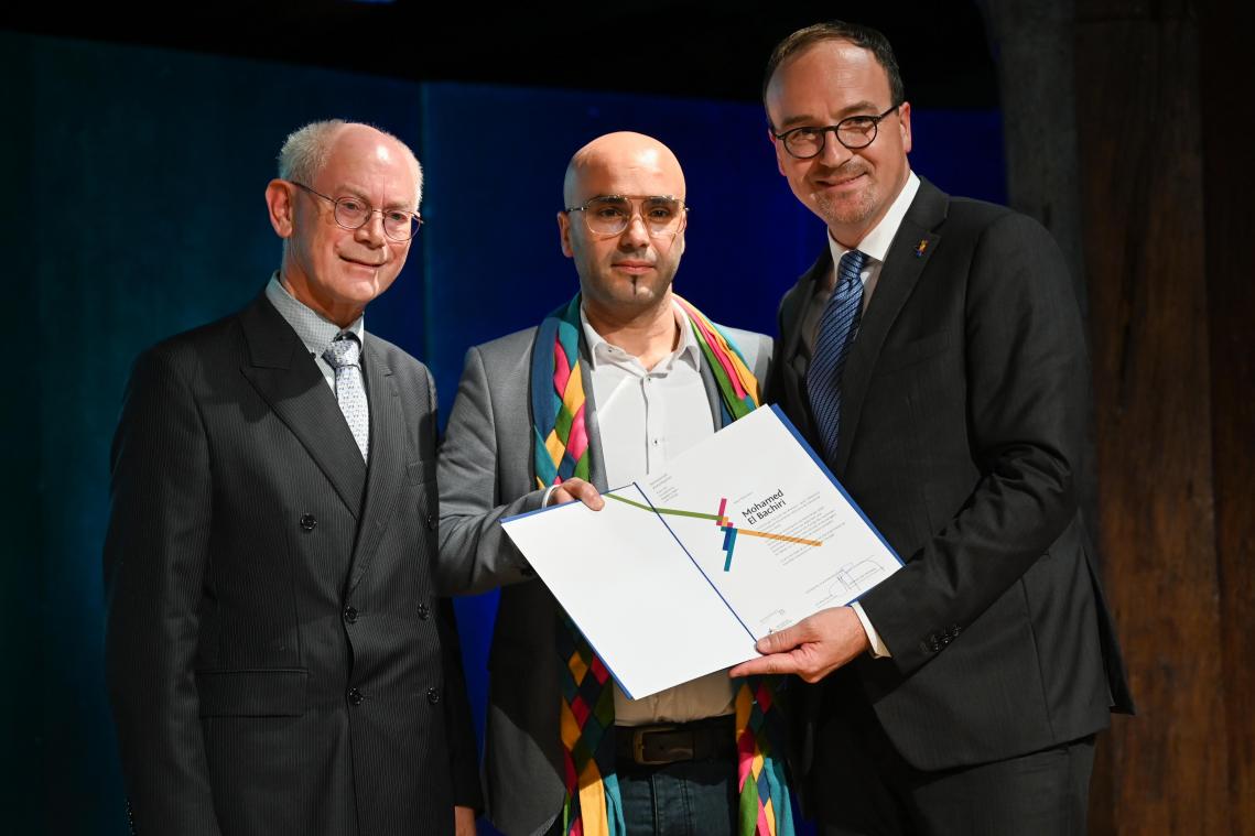 <p>Preisträger Mohamed El Bachiri (M.) mit Herman Van Rompuy (l.) und Uli Burchardt, Oberbürgermeister von Konstanz, nach der Preisverleihung.</p>