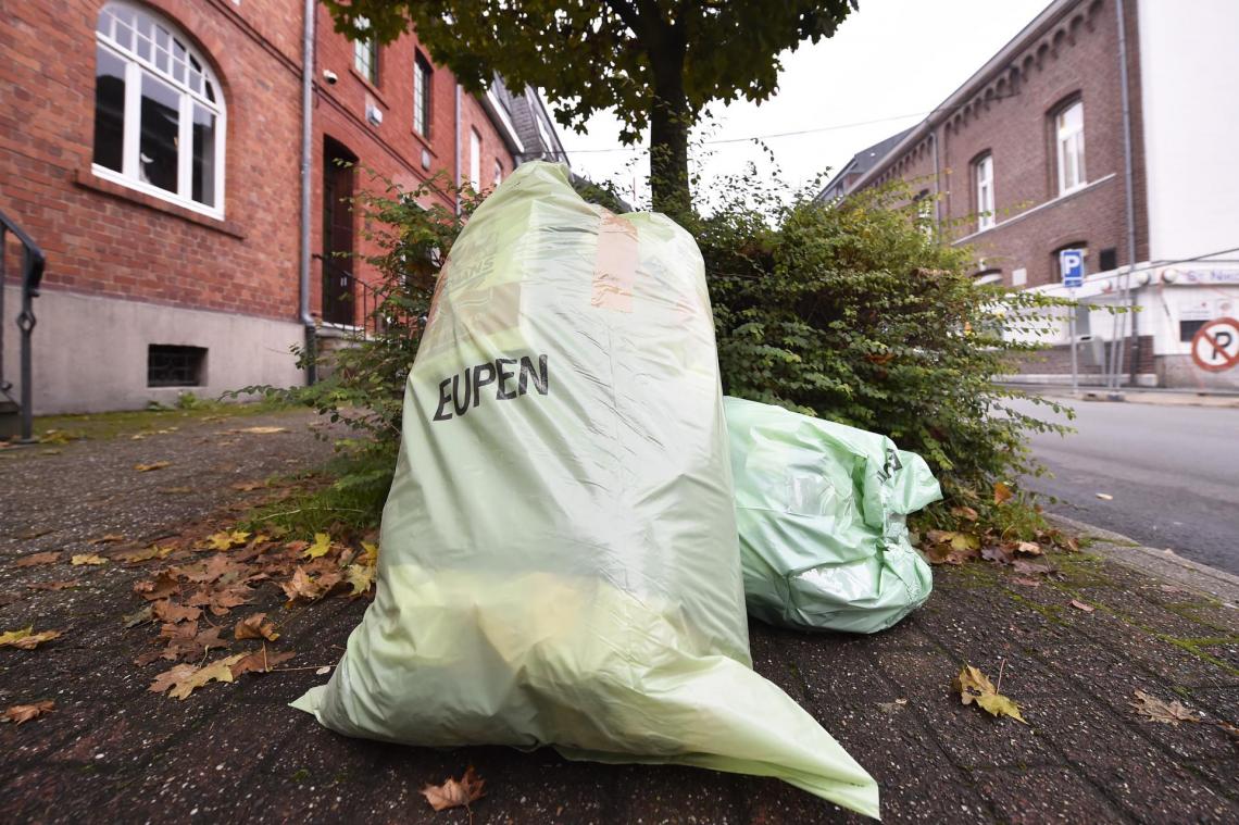 <p>Ein grüner Müllsack kostet in Eupen ab 2020 rund 1,50 Euro pro Stück.</p>