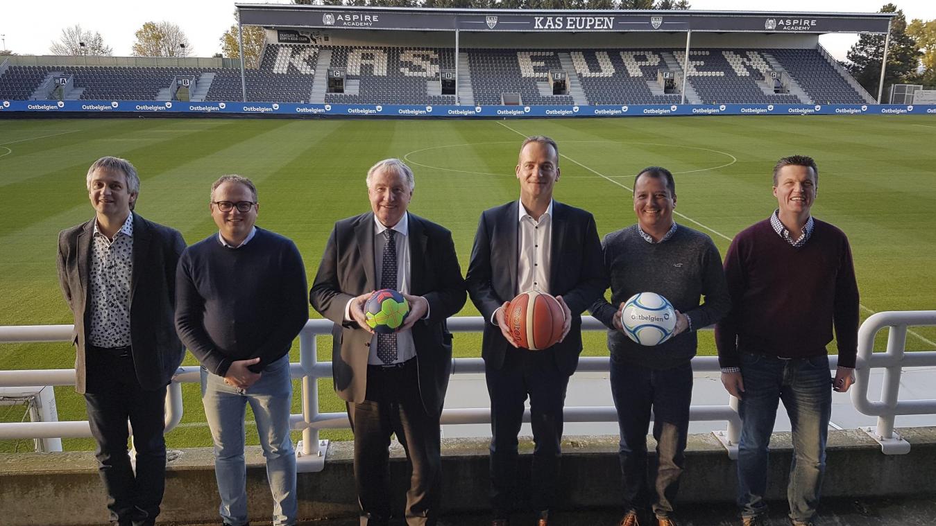 <p>Im Stadion der KAS Eupen wurde das Programm zum Festtag der Deutschsprachigen Gemeinschaft vorgestellt. Ob der Heimbereich mit Hilfe der DG-Freikarten beim Spiel gegen Standard Lüttich erstmals ausverkauft sein wird?</p>