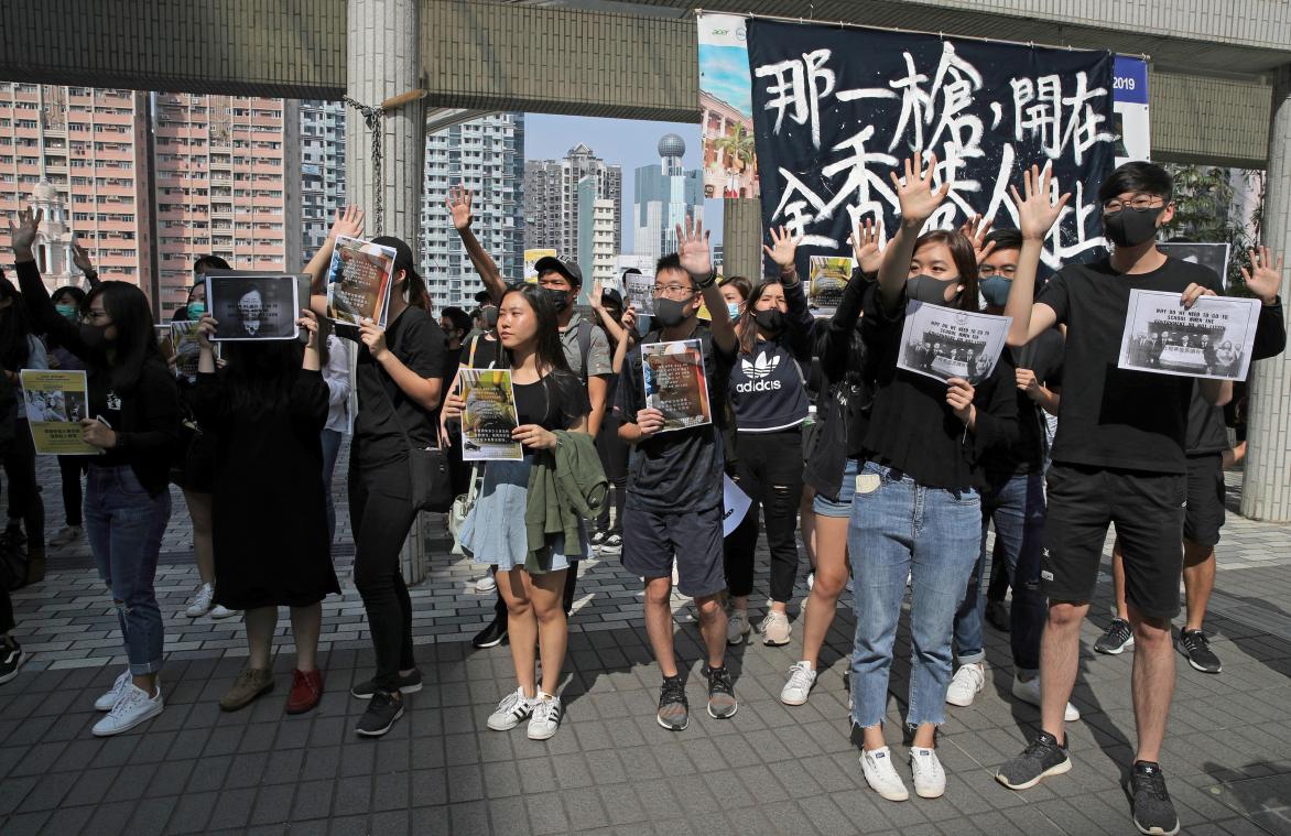 <p>Universitätsstudenten halten auf dem Campus der University of Hong Kong die Hände hoch, um die fünf Forderungen der Demonstranten zu symbolisieren, während sie gegen die Brutalität der Polizei protestieren.</p>