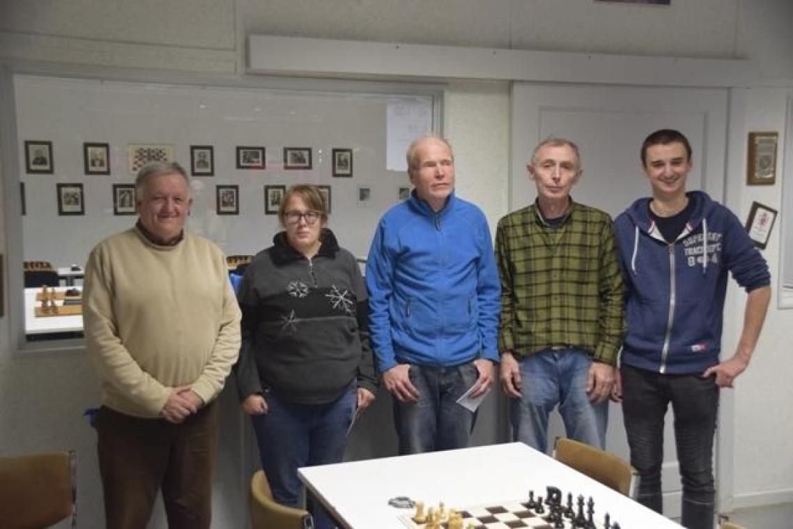 <p>Die weiteren Sieger des diesjährigen Eupener Land Schach-Turniers (v.l.): Werner Paulus, Ricarda Mizgaiski, Frank Dischinger, Khumid Ababakirov sowie Nicolas Rössler.</p>