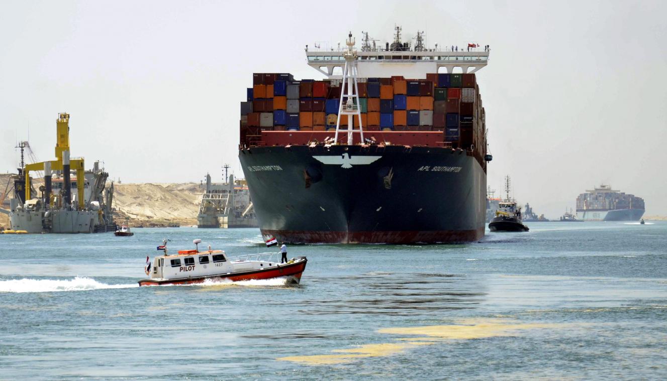 <p>Ägypten, Ismailia: Ein Container-Schiff fährt durch den Suezkanal.</p>