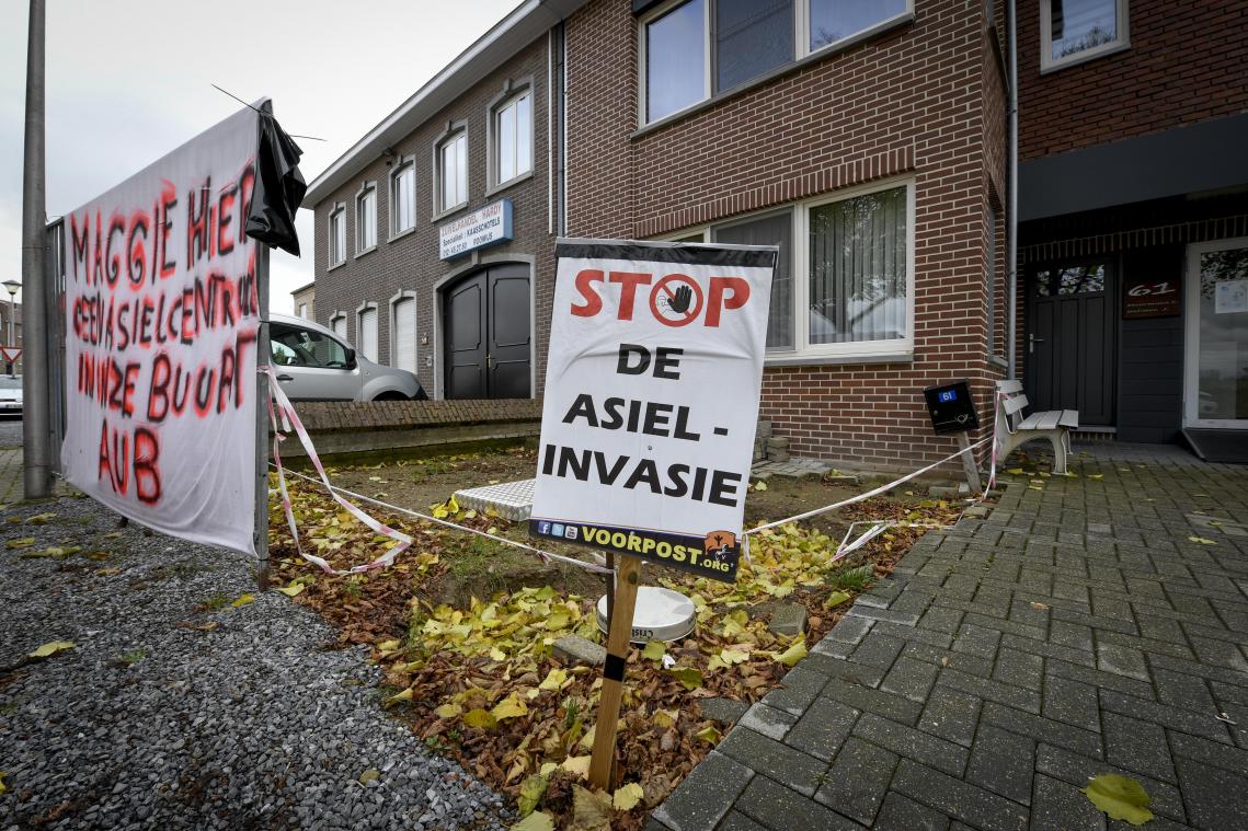 <p>In Grote-Spouwen weisen seit Wochen Schilder und Plakate darauf hin, dass die Bürger kein Asylzentrum in ihrer Gemeinde haben wollen.</p>