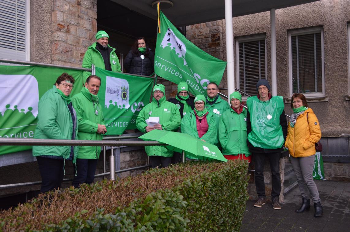 <p>Vertreter derr CSC-Gewerkschaft hatten sich am Dienstag am Eingang der Klinik Königin Astrid in Malmedy postiert. Sie verteilten Flugblätter an Passanten.</p>