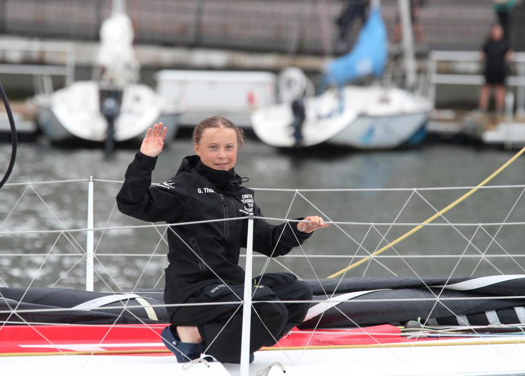 <p>Greta Thunberg, die 16-jährige schwedische Klimaaktivistin, winkt an Bord der Malizia II bei der Fahrt in den Hafen.</p>