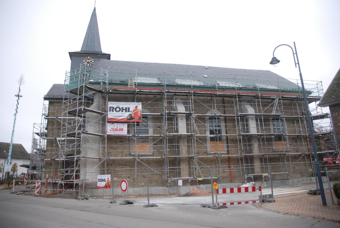 <p>Die Pfarrkirche Elsenborn gleicht derzeit einer Großbaustelle. Die Arbeiten dienen prioritär der Sicherheit.</p>