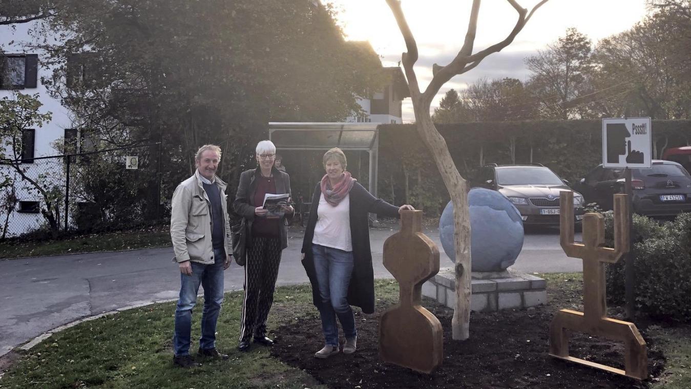 <p>Im Beisein der Vertreter der Stadt Eupen und des Forstamtes Raeren wurde ein von den Bewohnern des Empfangszentrums Belle Vue initiiertes bemerkenswertes Kunstwerk für den Klimawandel eingeweiht.</p>