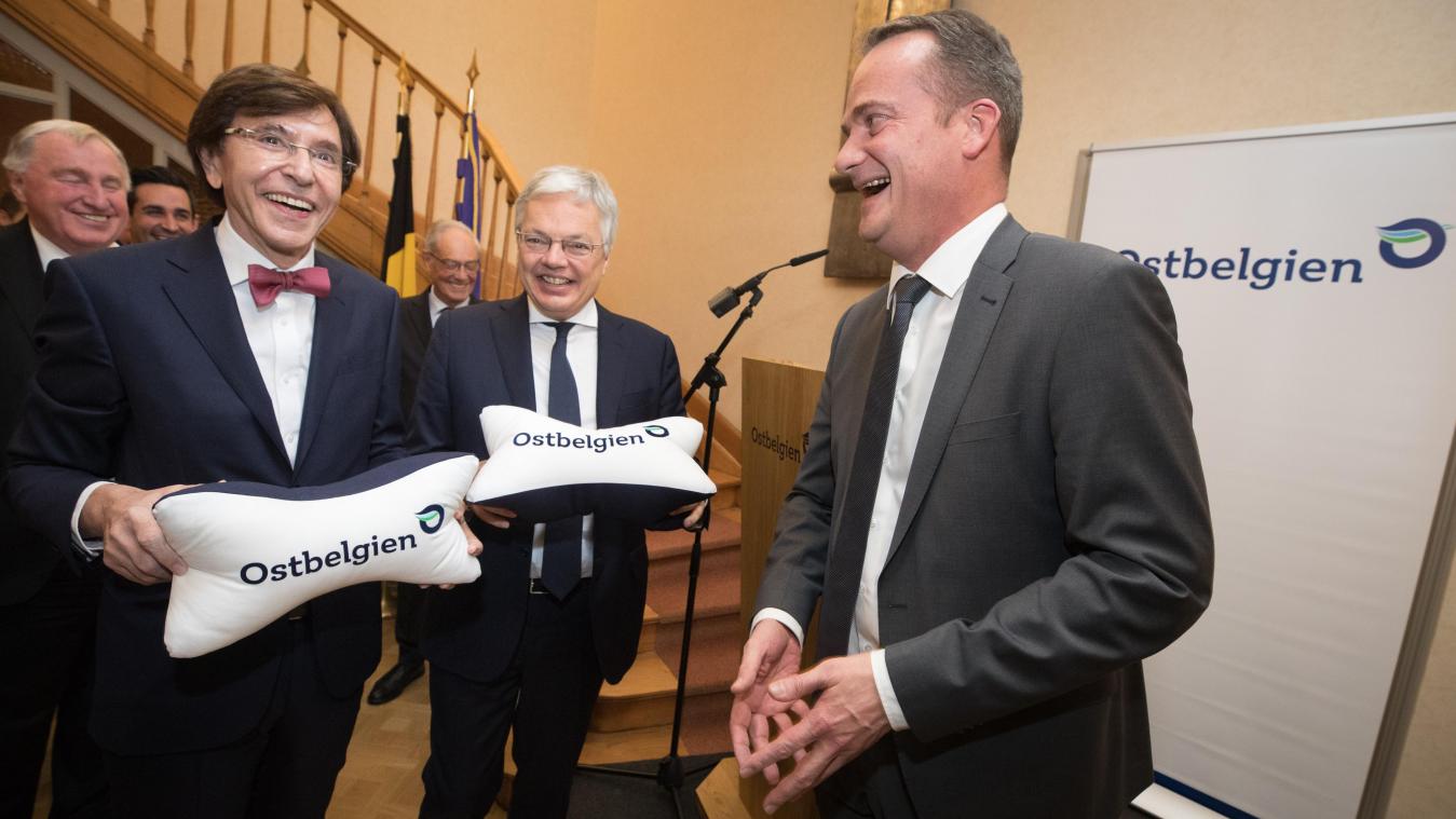 <p>Ministerpräsident Paasch (r.) schenkte Elio Di Rupo (l.) und Didier Reynders ein Ostbelgien-Kissen.</p>