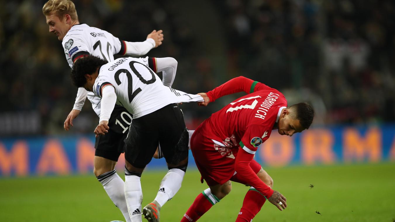 <p>Deutschlands Serge Gnabry (M.) und Weißrusslands Witali Lisakowitsch (Vitali Lisakovich) kämpfen um den Ball.</p>