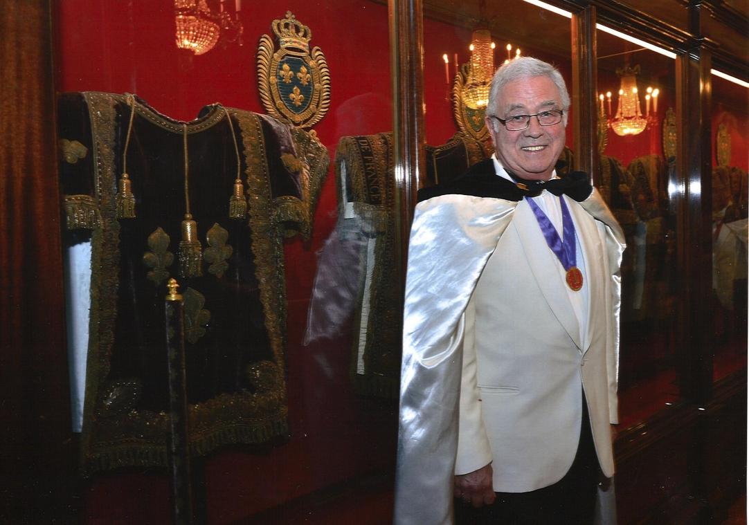 <p>Bei der Bruderschaft „Ordre des Côteaux de Champagne de Reims“ bekleidet Robert Franzen das Amt eines „Chambellan-Consul de Belgique“. Das Foto zeigt ihn in der Schatzkammer der Kathedrale von Reims.</p>