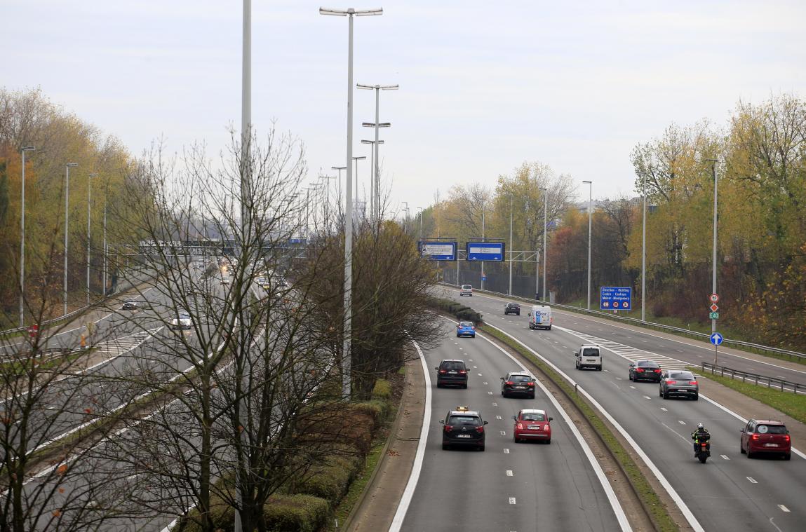 <p>Wallonische Autobahnen werden in den nächsten Jahren mit „intelligenten“ Straßenlampen ausgestattet. Über Sensoren wird das Verkehrsaufkommen erfasst und die Lichtstärke entsprechend angepasst.</p>