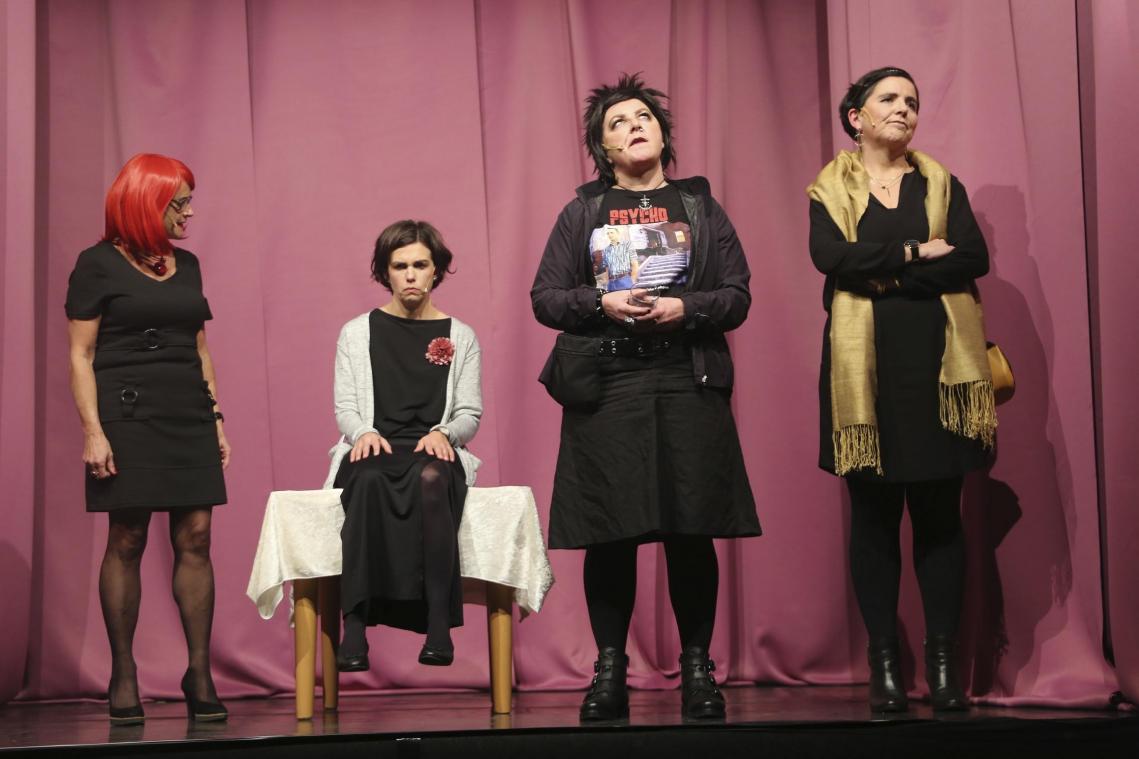 <p>Die Theatergruppe Kettenis wusste mit der „Mordsbeerdigung“ von Stefan Altherr ihr Publikum zu begeistern.</p>
