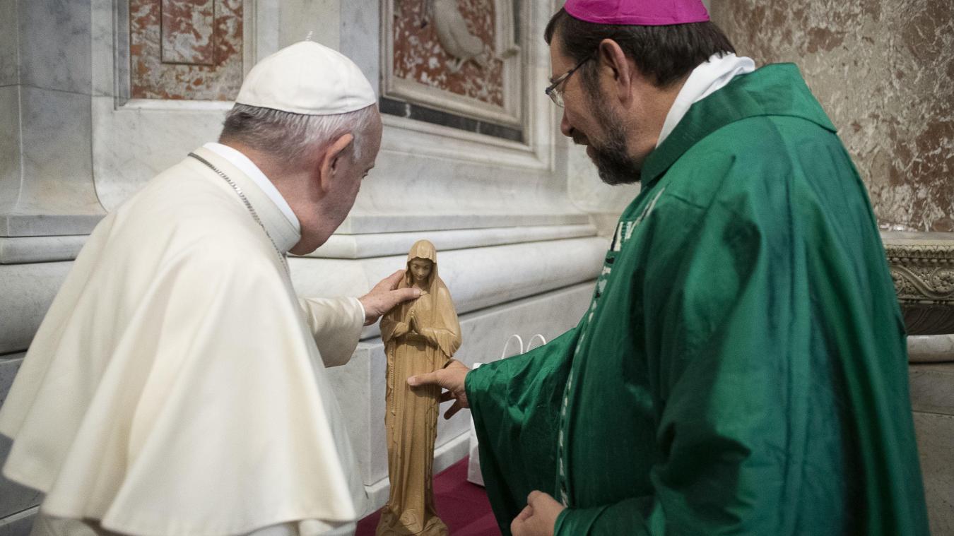 <p>Der Bischof von Lüttich schenkt dem Papst eine Holzfigur der Jungfrau Maria.</p>