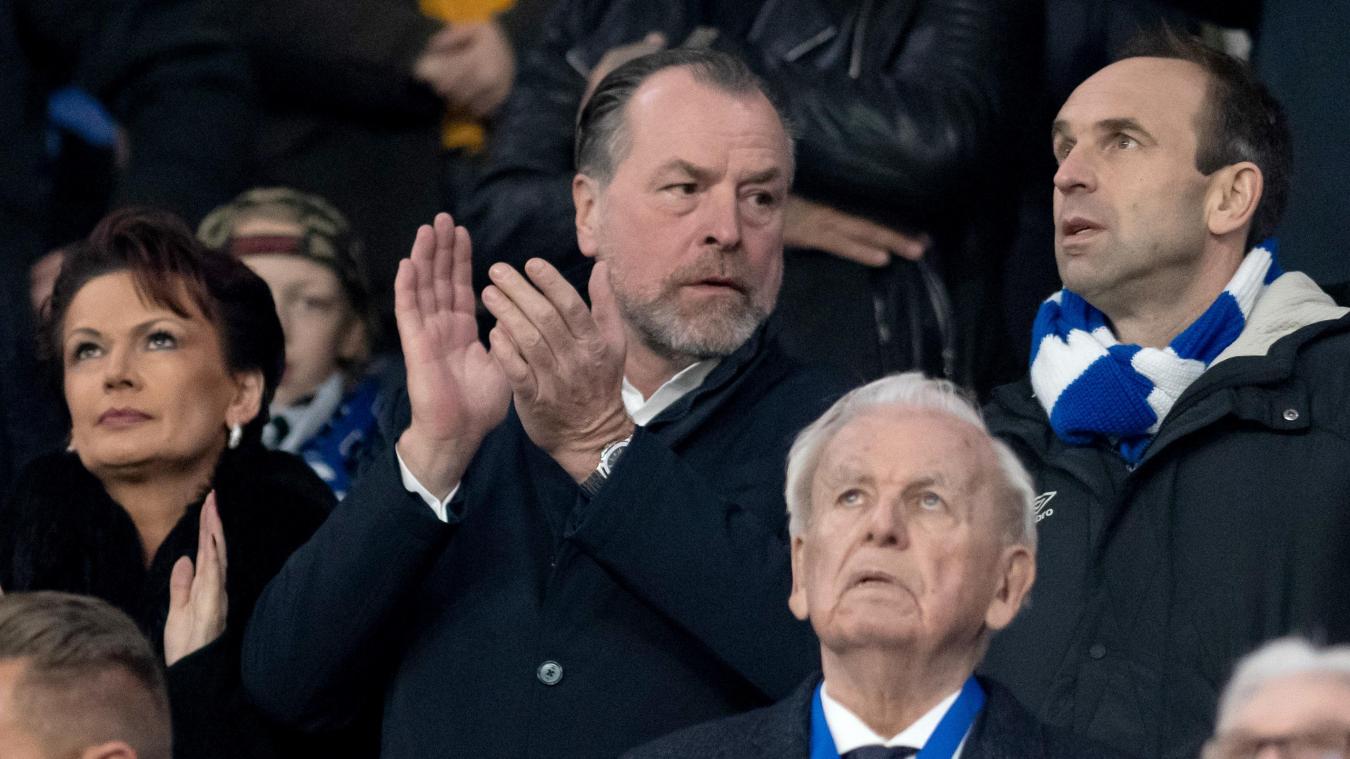 <p>Schalkes Aufsichtsratsvorsitzender Clemens Tönnies (Bildmitte) applaudierte am Freitag wieder in der Arena.</p>
