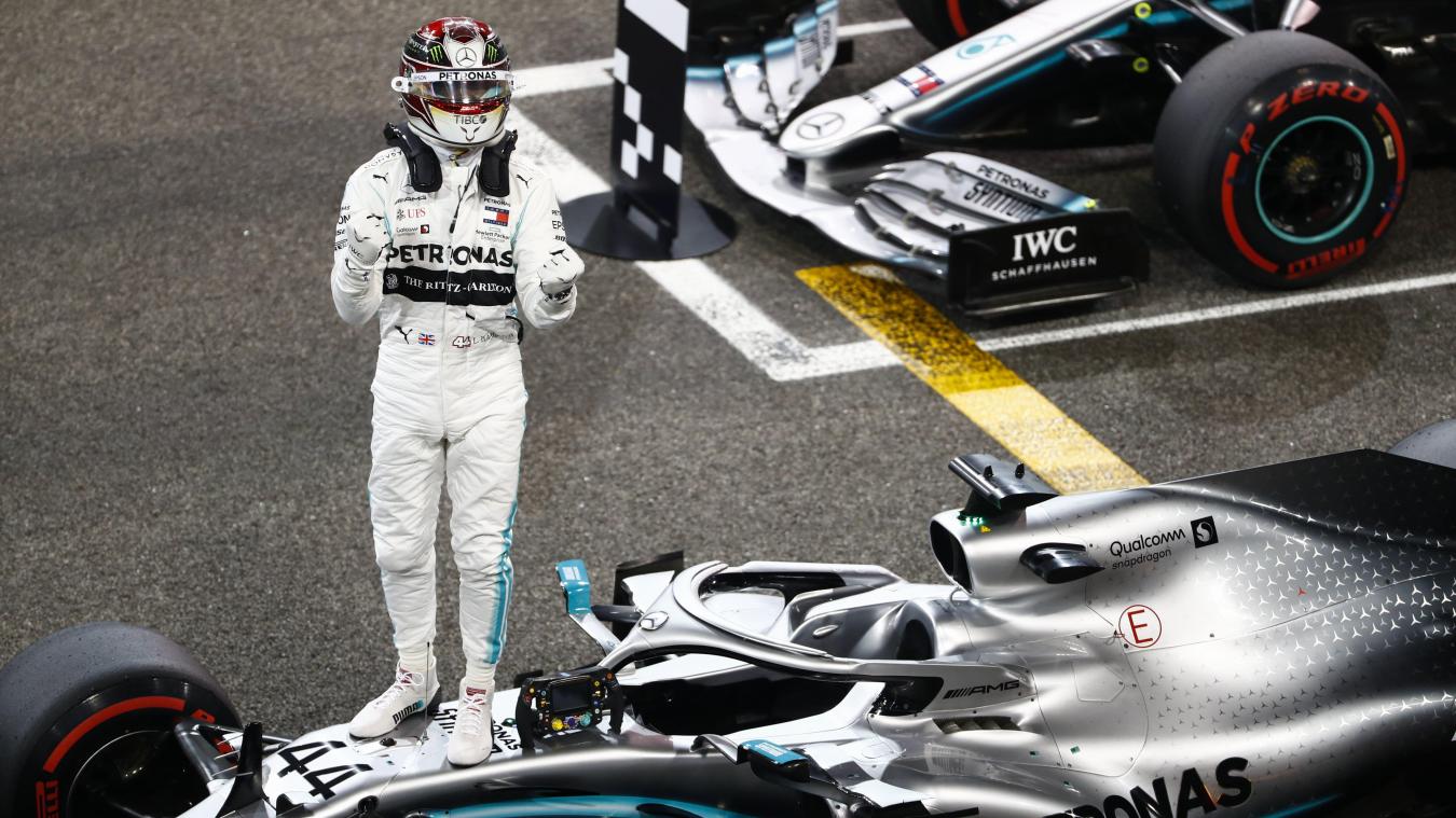 <p>Lewis Hamilton stand wie ein Messias auf seinem Mercedes-Silberpfeil und nahm mit erhobenen Armen die Huldigungen der Fans entgegen.</p>
