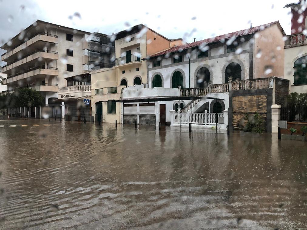 <p>Wasser überschwemmt einen Platz im Dorf Soller auf Mallorca nach sintflutartigem Regenfällen.</p>