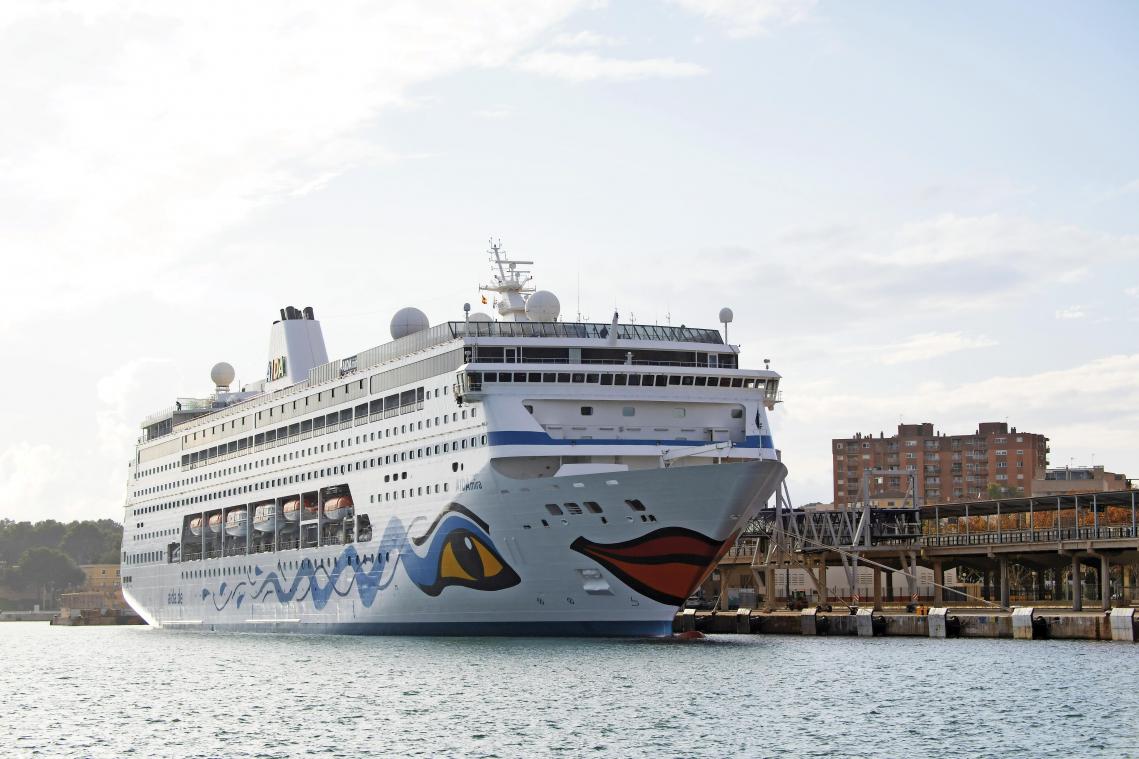 <p>Die „Aida Mira“ im Hafen von Palma de Mallorca; am 23. Dezember soll es nun für Gäste von Südafrika aus losgehen.</p>