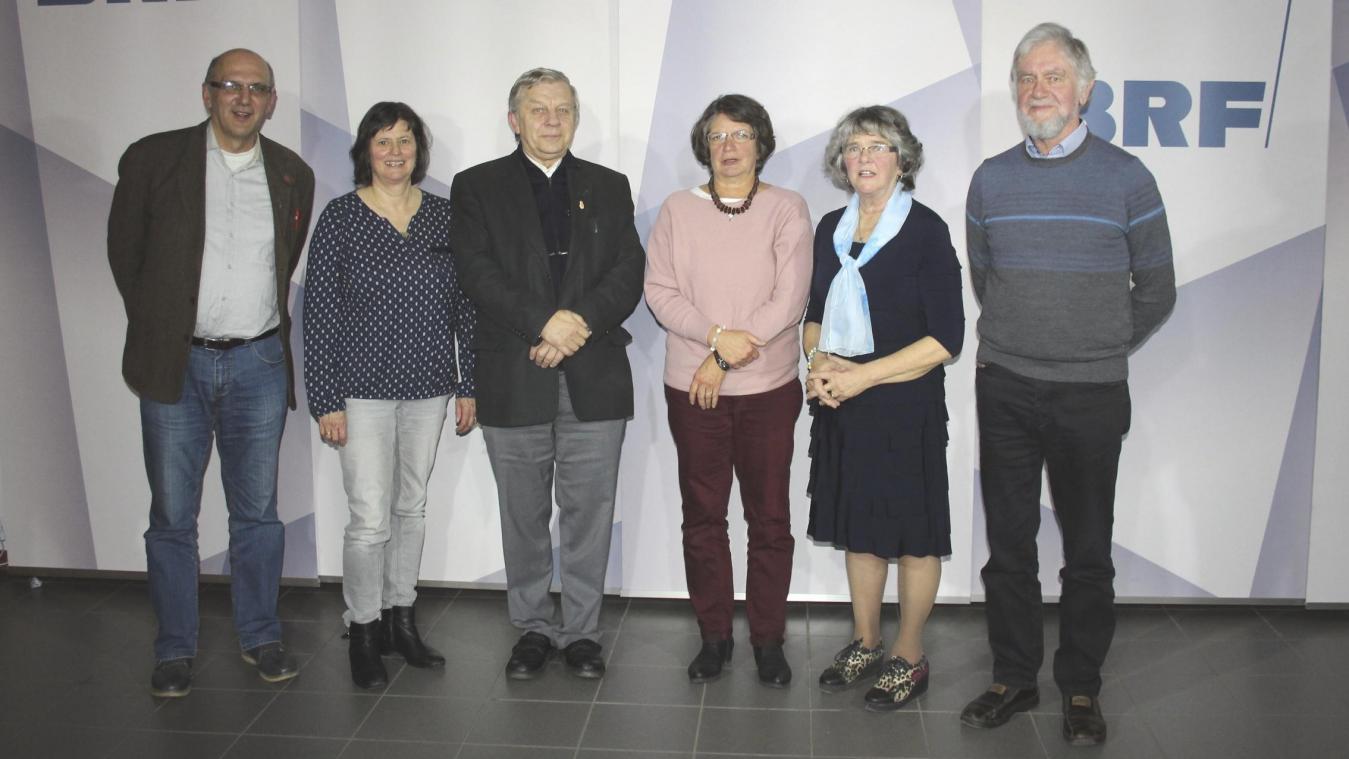 <p>Das Redaktionsteam von „Glaube und Kirche“ feiert, gemeinsam mit Pastor Jean Pohlen (3. v. l.), das 40-jährige Bestehen der Sendung. Auf dem Foto fehlt Fina Keifens.</p>