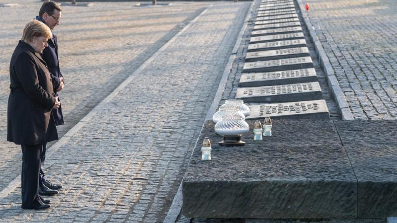 <p>Bundeskanzlerin Angela Merkel (l.) und Mateusz Morawiecki, Ministerpräsident von Polen, legen im Rahmen des Besuchs im ehemaligen deutschen Konzentrationslager Auschwitz-Birkenau eine Kerze am Denkmal ab.</p>