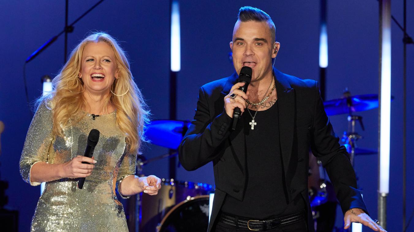 <p>Barbara Schöneberger, Moderatorin und Sängerin, und Robbie Williams auf der Bühne in der «NDR Talk Show» in Hamburg.</p>
