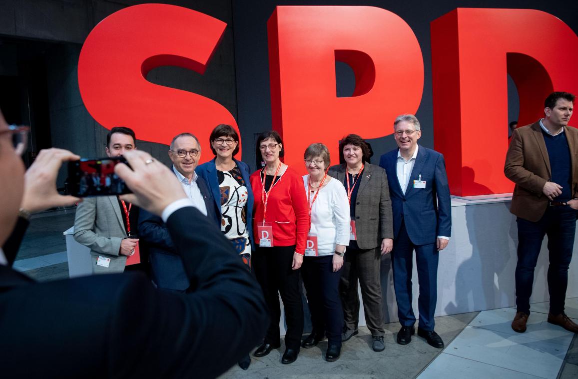 <p>Gute Laune zu bösem Spiel: neue SPD-Führung (l.) mir Delegierten</p>