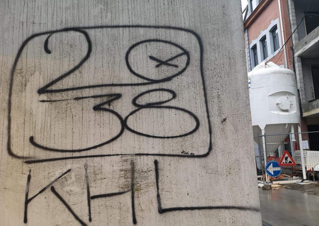 <p>Ungewöhnliches Graffiti in Eupen: 2038, so einst MP Lambertz, sollte die DG schuldenfrei sein. Unwahrscheinlich!</p>