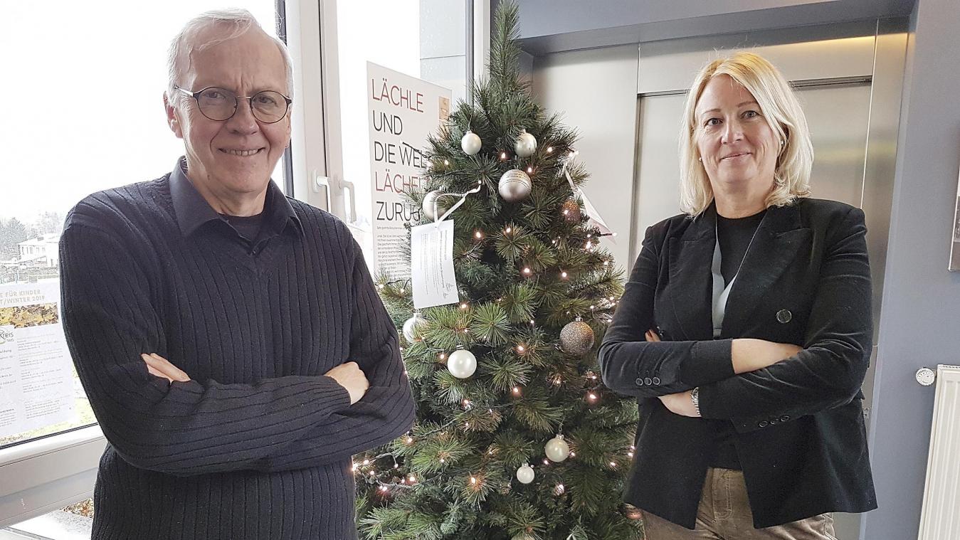 <p>Sekretärin Claudia Kirschfink-Fonk und Präsident Ferdy Leusch vor dem Weihnachtsbaum im Eingangsbereich des ÖSHZ-Gebäudes. An diesem Baum hingen die Zettel, mit denen Bürger Geschenke für bedürftige Kinder finanzieren konnten.</p>