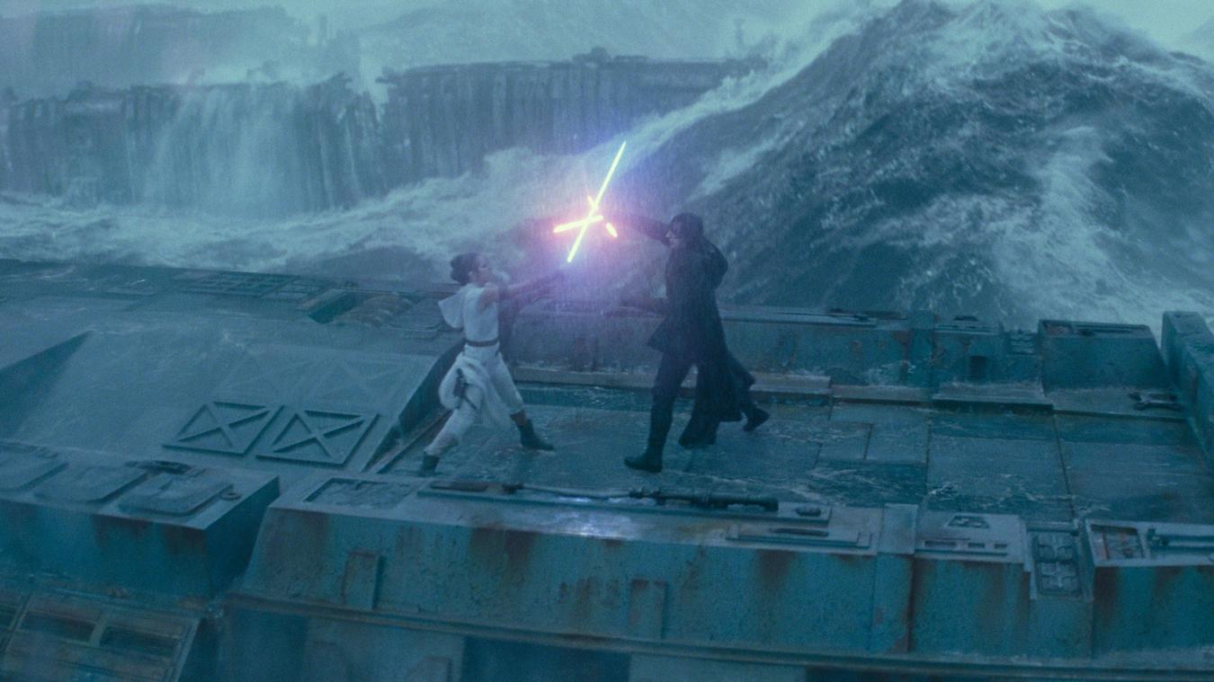 <p>Die Protagonisten Rey und Kylo Ren liefern sich einen Kampf mit Laserschwerstern.</p>