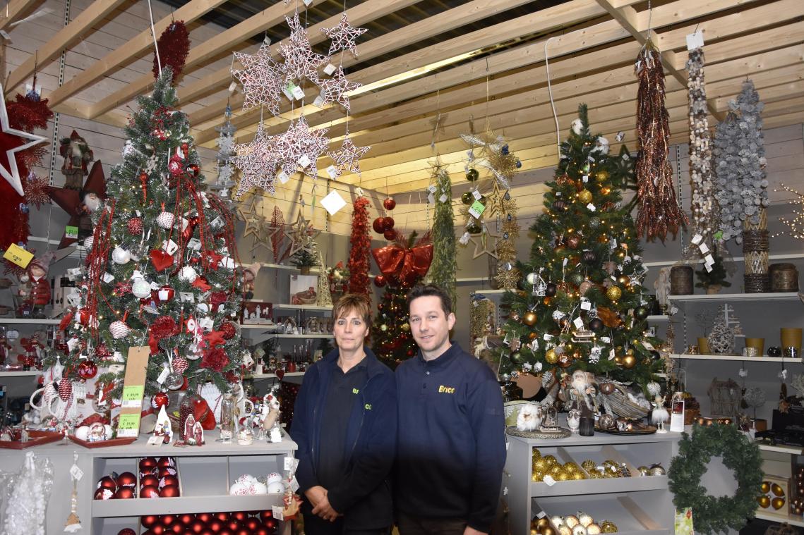 <p>Eine ganze Weihnachtswelt voller Deko und Lichter entsteht jedes Jahr in der Brico-Filiale in Eupen. Claudia Demonthy und Daniel Heinen kümmern sich gemeinsam mit anderen Kollegen um den Aufbau.</p>