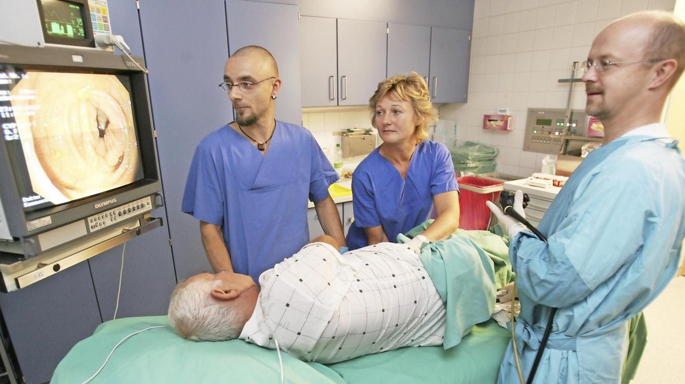 <p>Ein Arzt untersucht mit einem Endoskop den Dickdarm eines Patienten.</p>