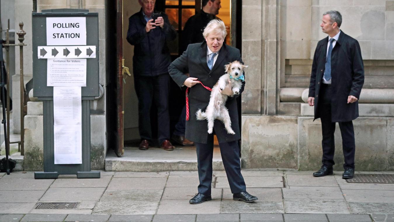 <p>Boris Johnson verlässt das Wahllokal mit seinem Hund Dilyn, nachdem er in der Methodist Central Hall seine Stimme abgegeben hat.</p>