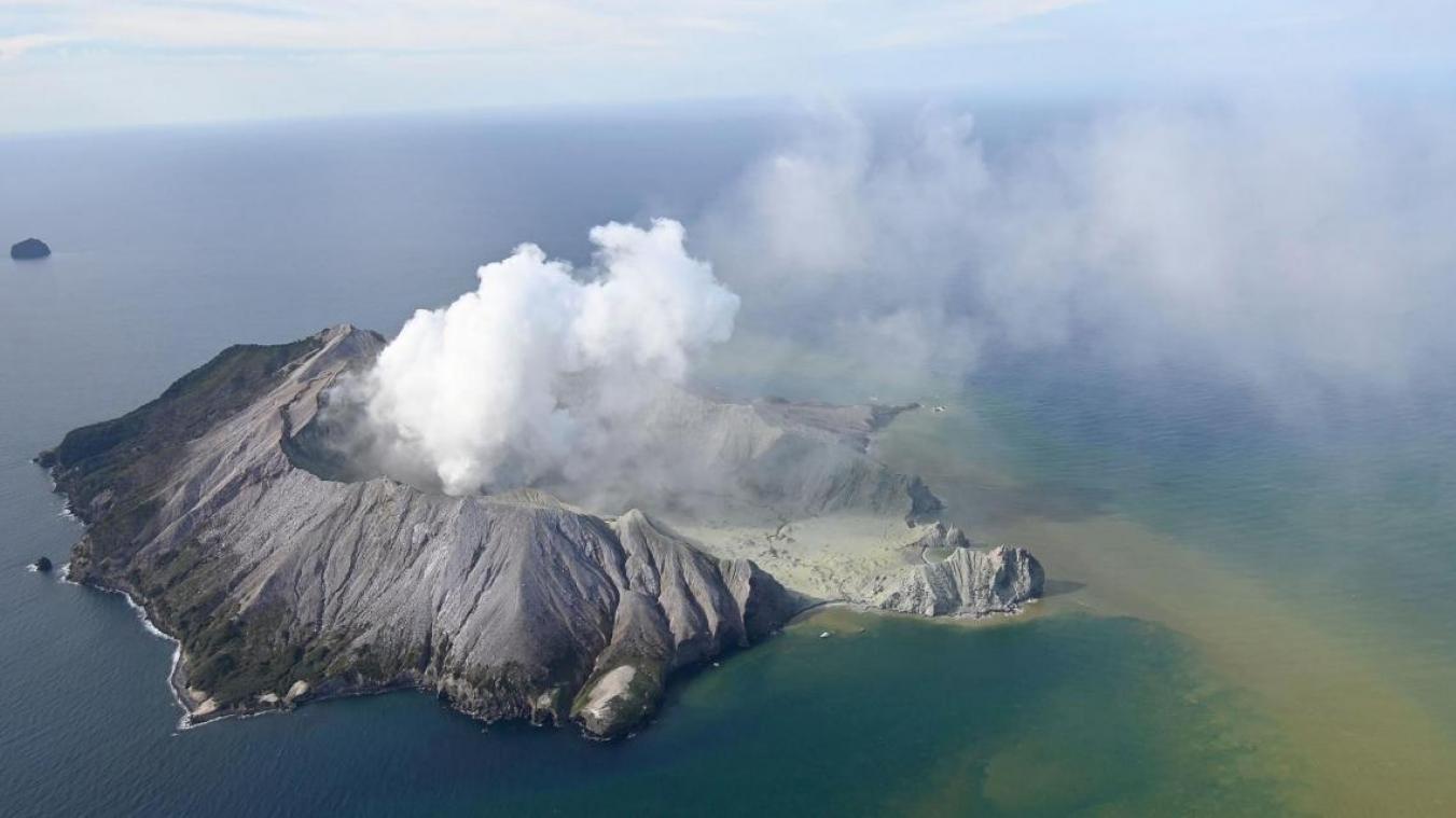 <p>Eine Aschewolke steht über der bei Touristen beliebten Insel White Island.</p>