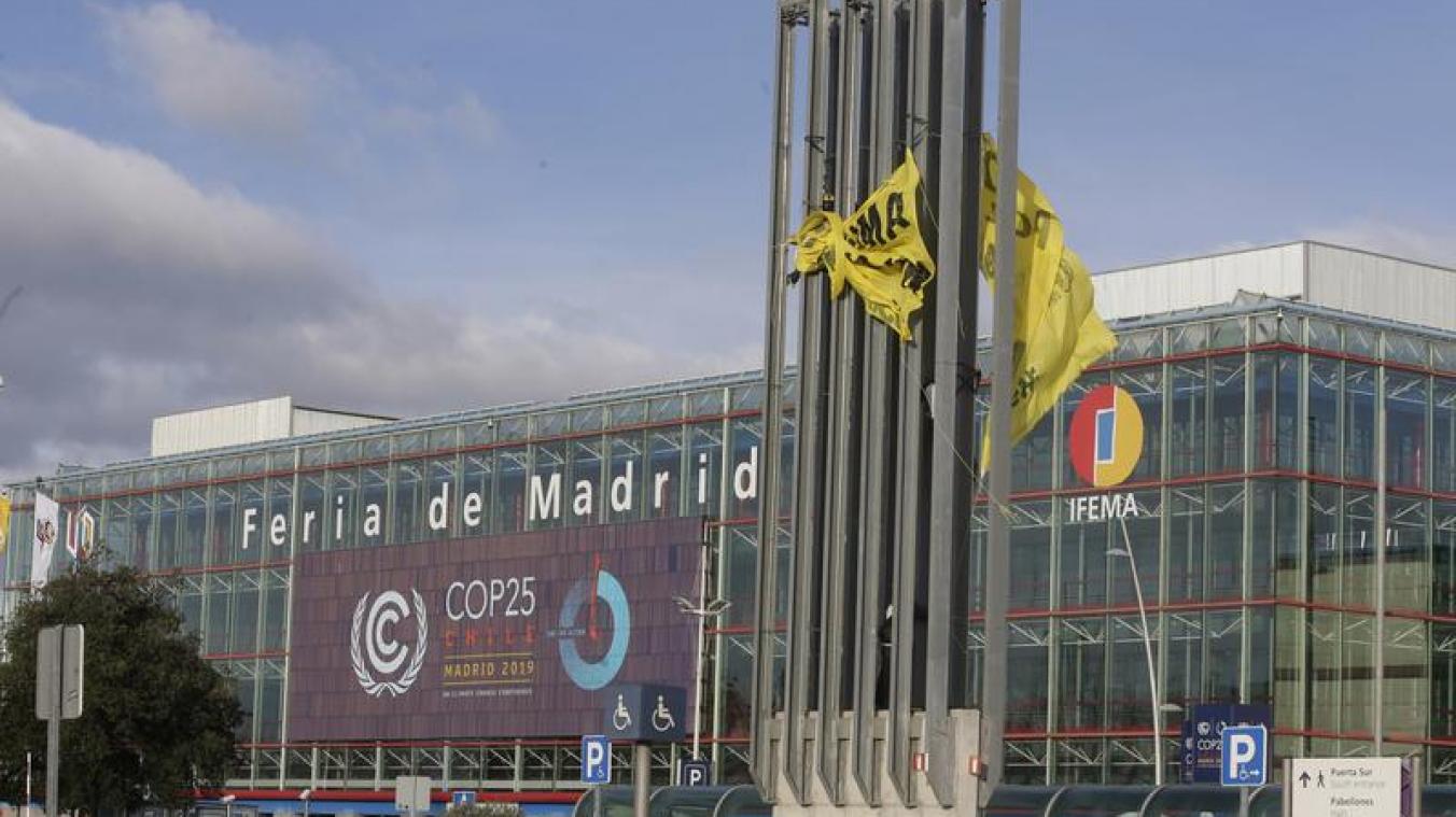 <p>Greenpeace-Aktivisten versuchen, außerhalb des Weltklimagipfels in Madrid Banner mit der Aufschrift „Das Klima ist kein Geschäft“ anzubringen.</p>
