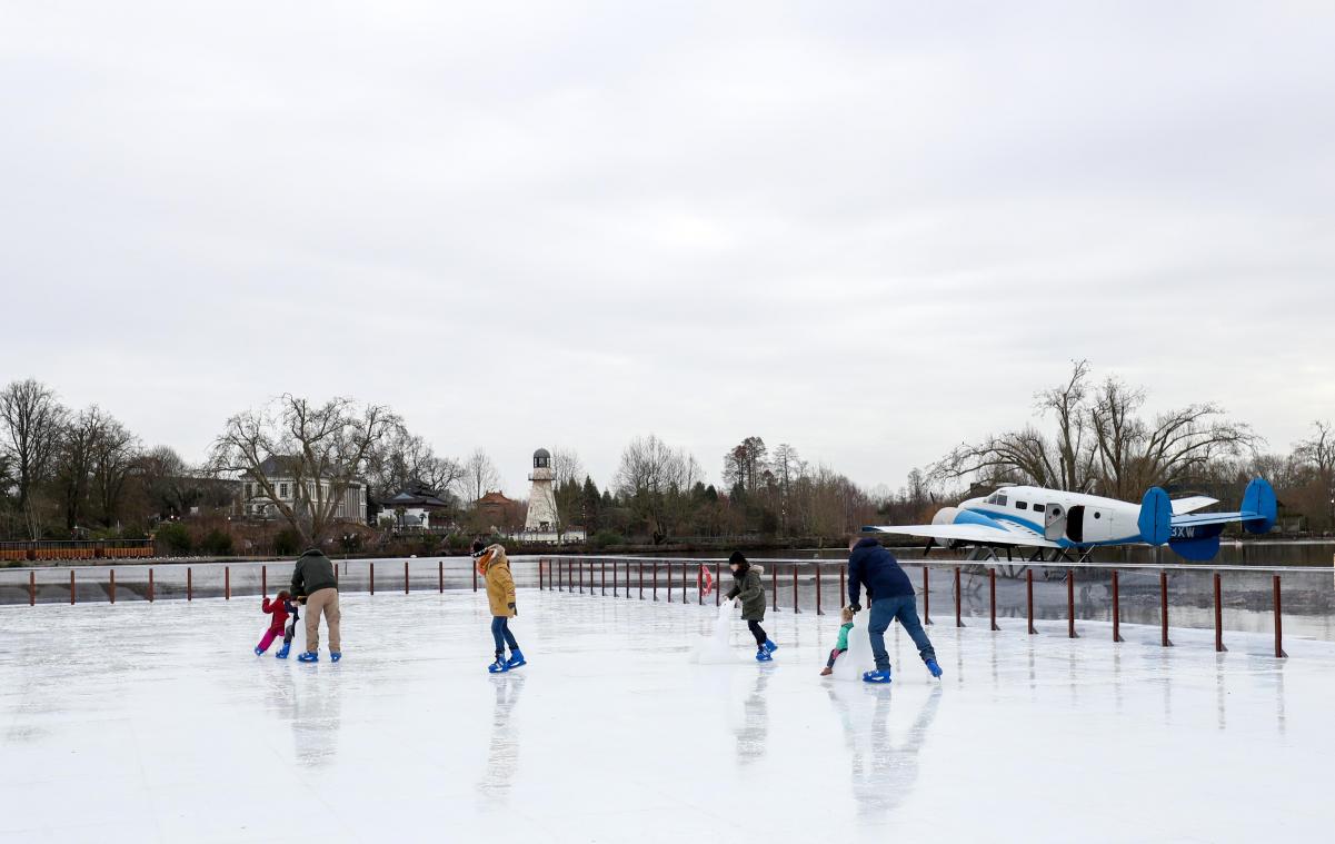 <p>Die größte schwimmende Eisbahn Europas mit einer Fläche von 1.500 m² befindet sich in dem Tierpark.</p>