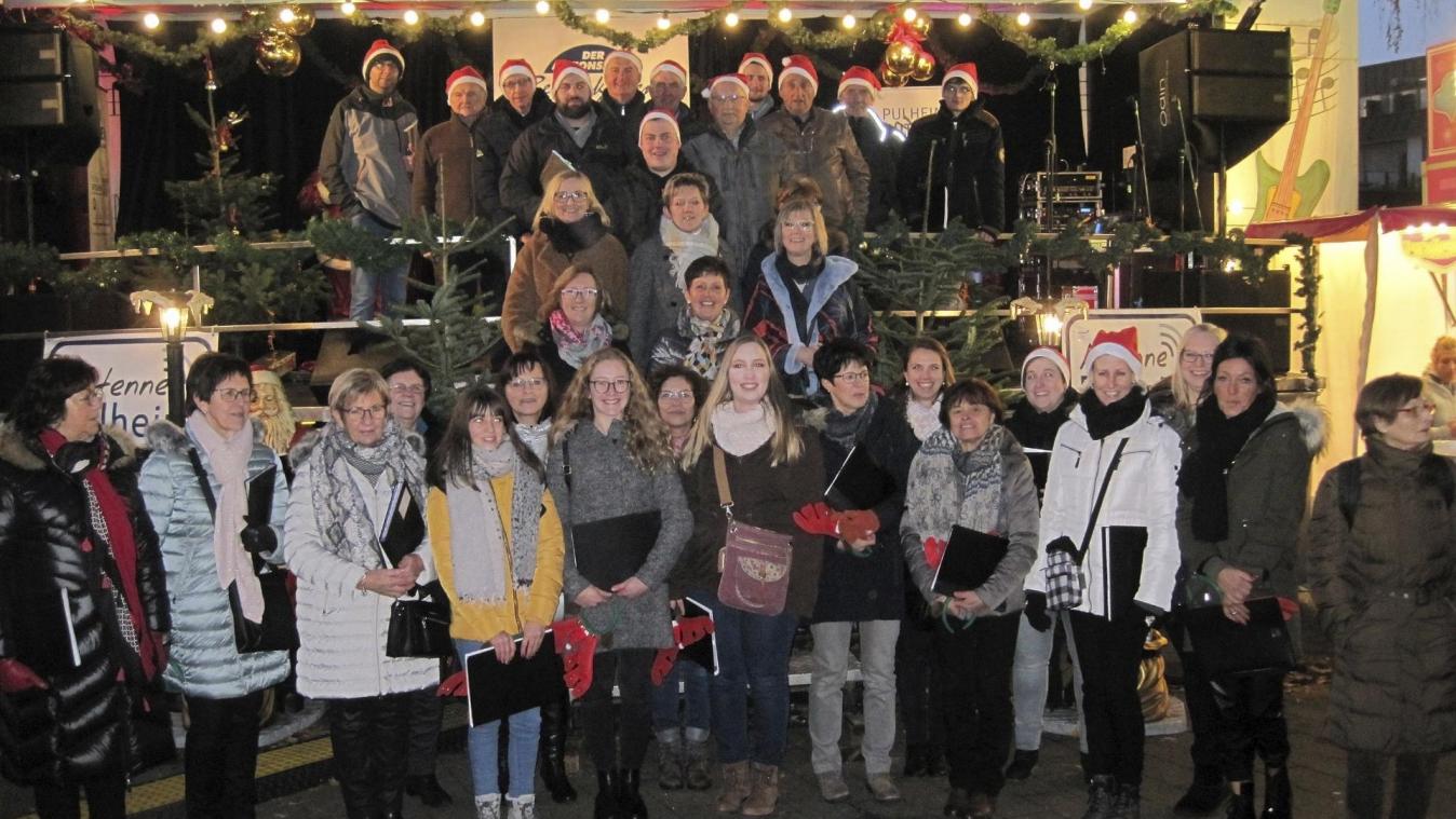 <p>Bei ihrem Straßenkonzert auf dem großen Weihnachtsmarkt in Köln-Pulheim stimmten die Sänger des Kgl. Kirchenchores St. Cäcilia Recht die Besucher mit ihrem ansprechenden Repertoire auf die besinnlichen Festtage ein.</p>
