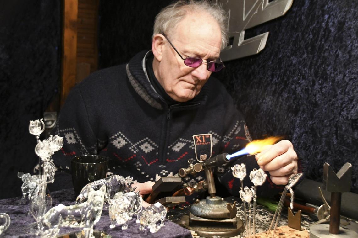 <p>So mancher Aussteller legte auch auf dem Weihnachtsmarkt noch Hand an seinen Arbeiten an.</p>