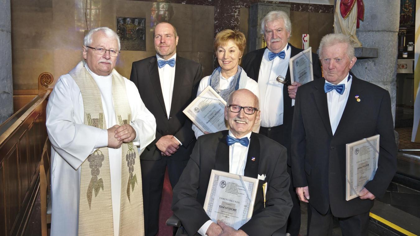 <p>Das Foto zeigt vlnr: Pastor François Palm, Präsident Gerd Renardy, Marie-Thérèse Meessen, Georges Kuppens und Arthur Pelzer. Sitzend: Gerd Aussems.</p>