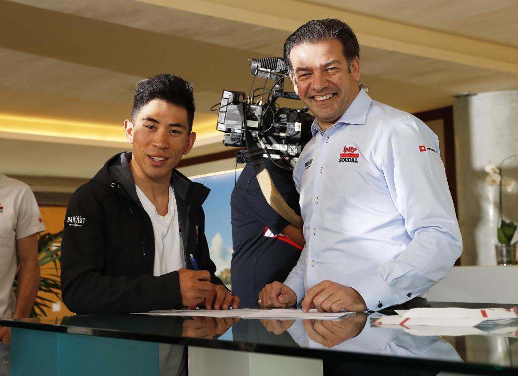 <p>Caleb Ewan (links) und Teamchef John Lelangue bei der Vertragsunterzeichnung</p>