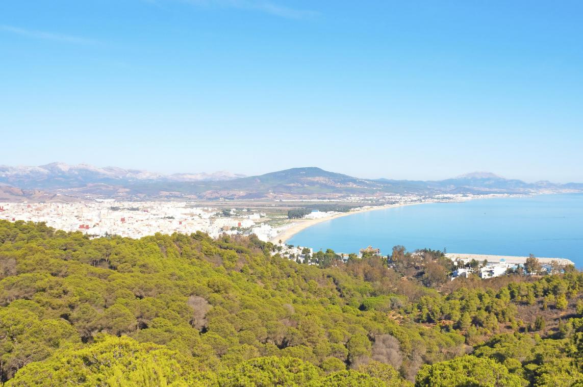 <p>Blick über die Tamouda Bay - Marokko bewirbt den Küstenabschnitt als Riviera und will Urlauber anlocken.</p>