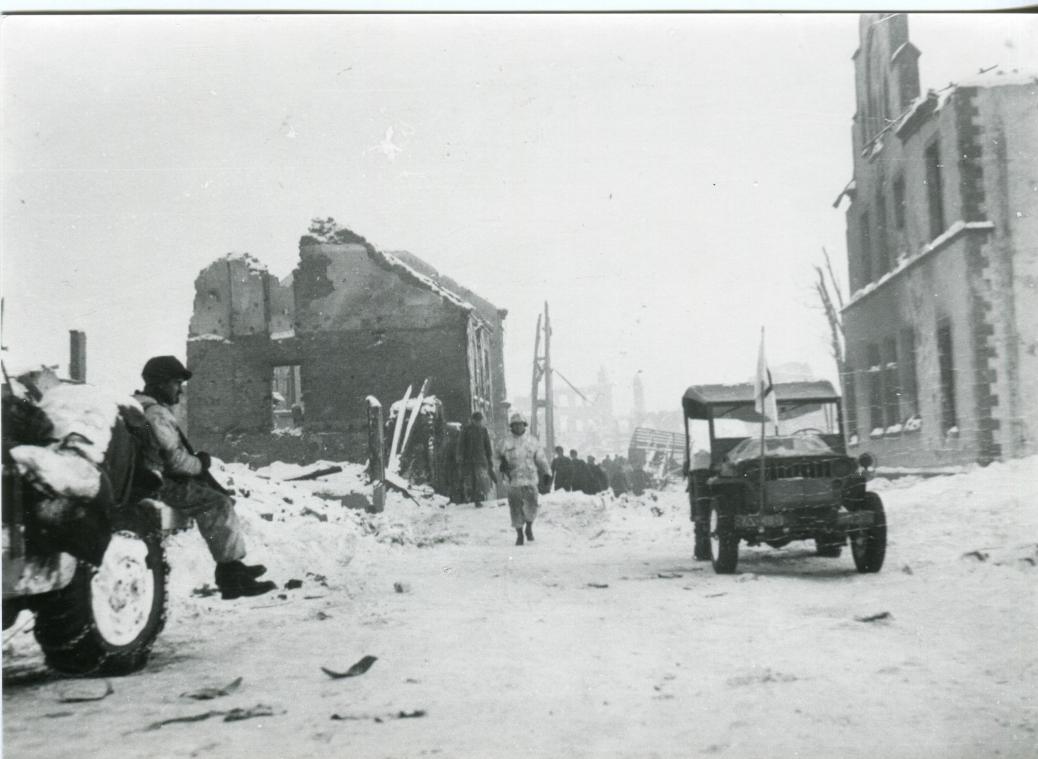 <p>Wohin fliehen, wenn das eigene Haus in Schutt und Asche liegt - eine Frage, die sich im Winter 1944 viele Menschen in der Eifel stellten.</p>