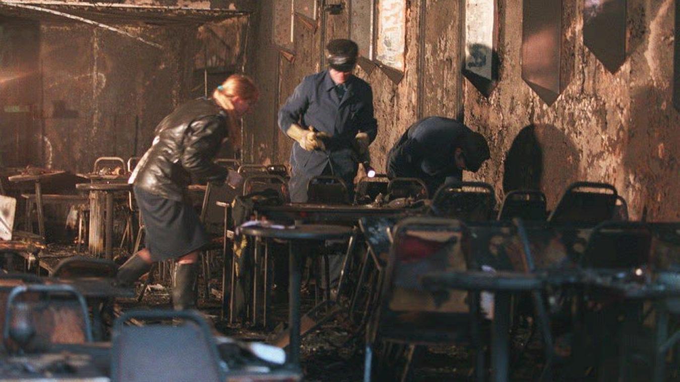 <p>Ermittlungen in dem verwüsteten Festsaal nach der Brandkatastrophe im Antwerpener Hotel Switel: 15 Menschen kamen dabei ums Leben, weitere 160 wurden zum Teil schwer verletzt.</p>