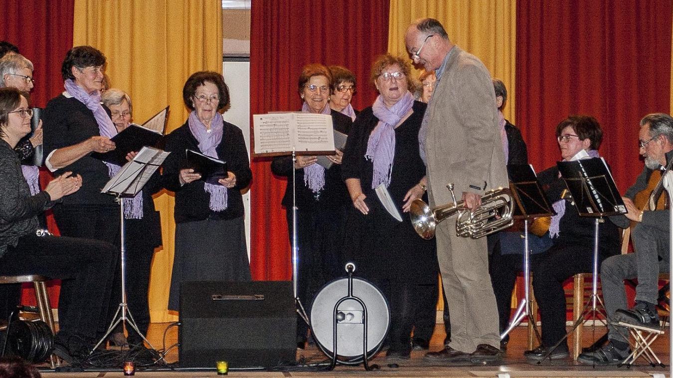 <p>Bei dem vom Seniorenbeirat Eupen-Kettenis zum dritten Mal organisierten schwungvollen Adventsnachmittag präsentierte der Singkreis Melodia, unter der Leitung von Jean-Pierre Lemaire, bekannte Adventslieder.</p>